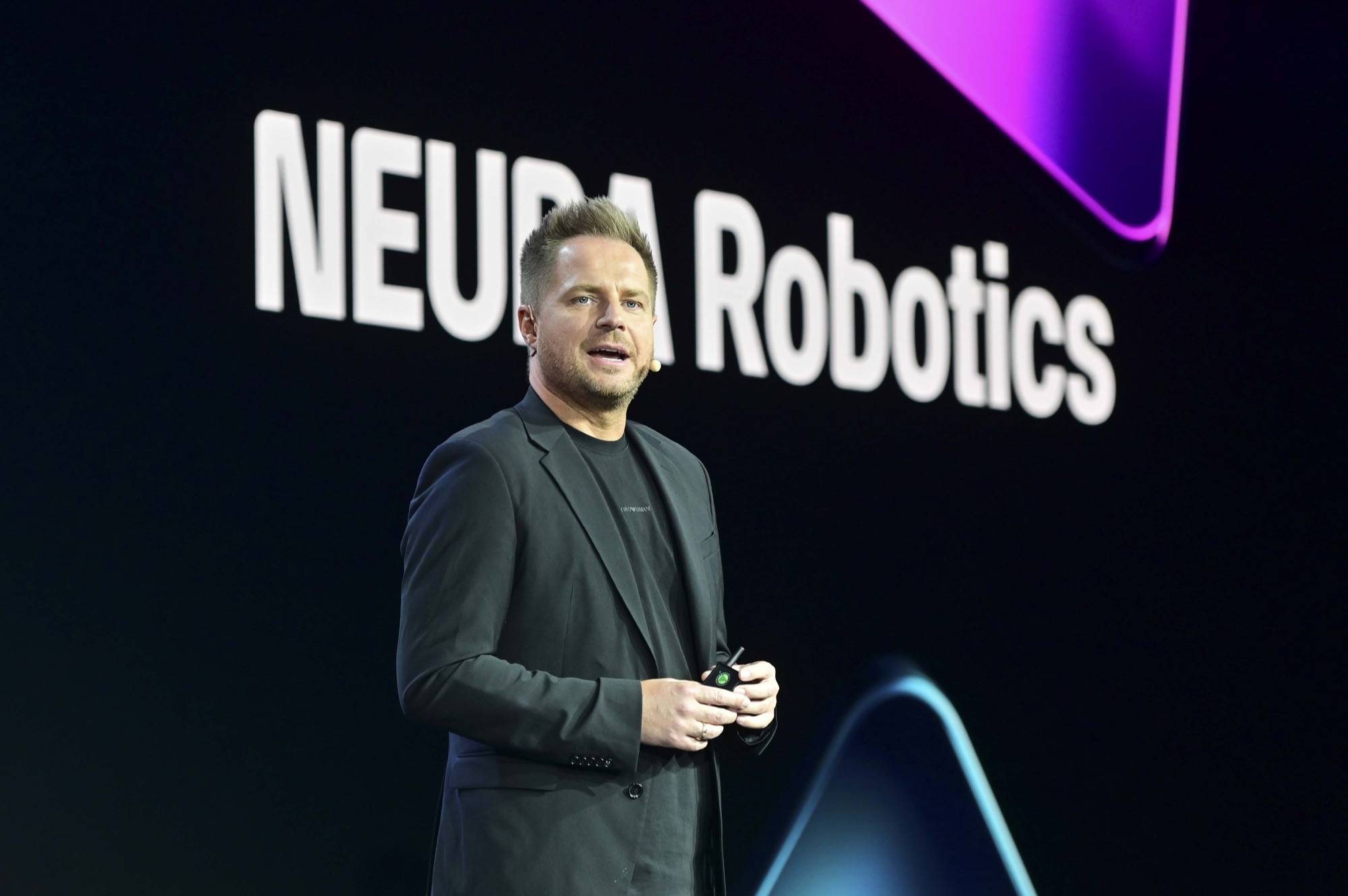 Prezentace NEURA Robotics na pódiu veletrhu IFA 2026
