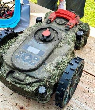 🛁I ten nejšikovnější pracant se při práci ušpiní. V případě robotických sekaček však není potřeba horká vana plná pěny....