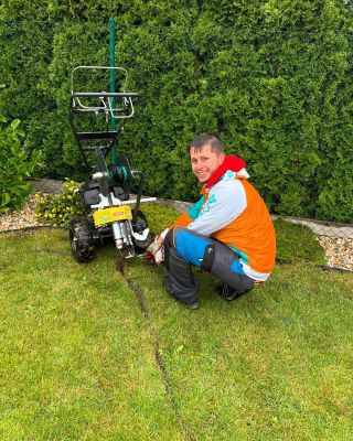 Ani mírný deštík nás nezastavil. A jak trávíte dnešní deštivé počasí vy? #gardena #sileno #mover #zahrada #sekacka...